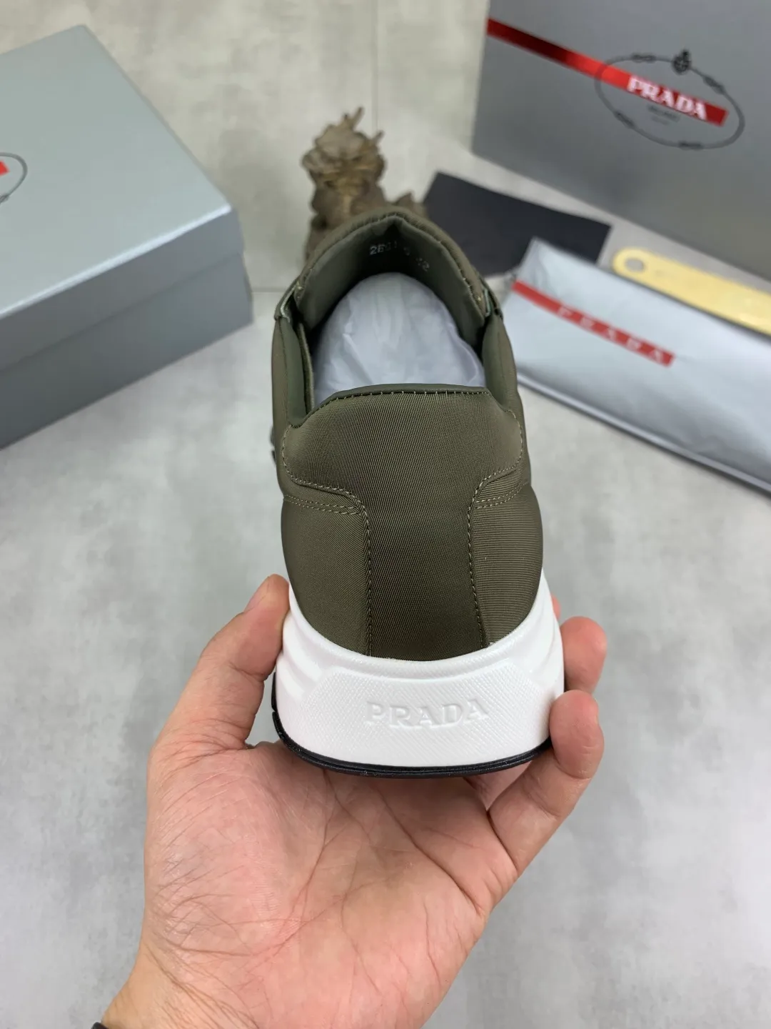 Men's shoes 💰P540 new (higher version) new PRADA (Prada) classic models are on the market at the same time, new men's shoes, 😘fabrics are selected from original imported calfskin. First layer of imported cowhide lining. The original version is awesome! 👍🏿Original open-molded non-slip PU outsole, with exquisite lines, simple and elegant, super comfortable and classy on foot, suitable for leisure travel. Code number: 38-45 (46 customized) 3️⃣ colors available
